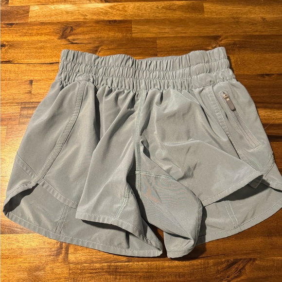 Lululemon tracker shorts size 4 - Picture 3 of 6